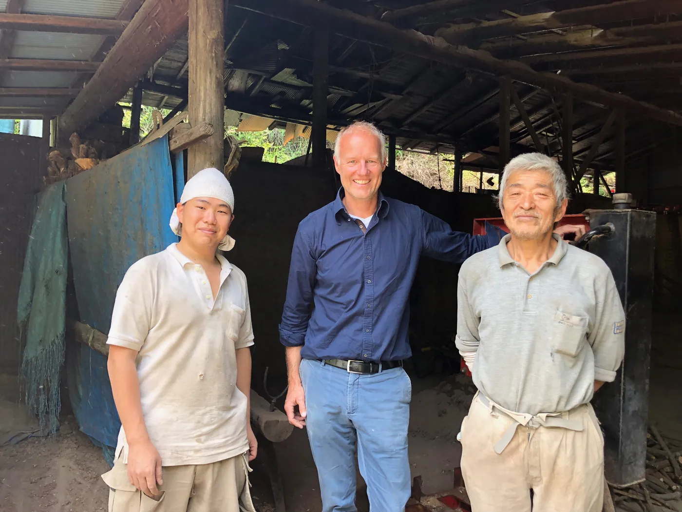Laurens Simonis met twee Binchotanbranders in Japan