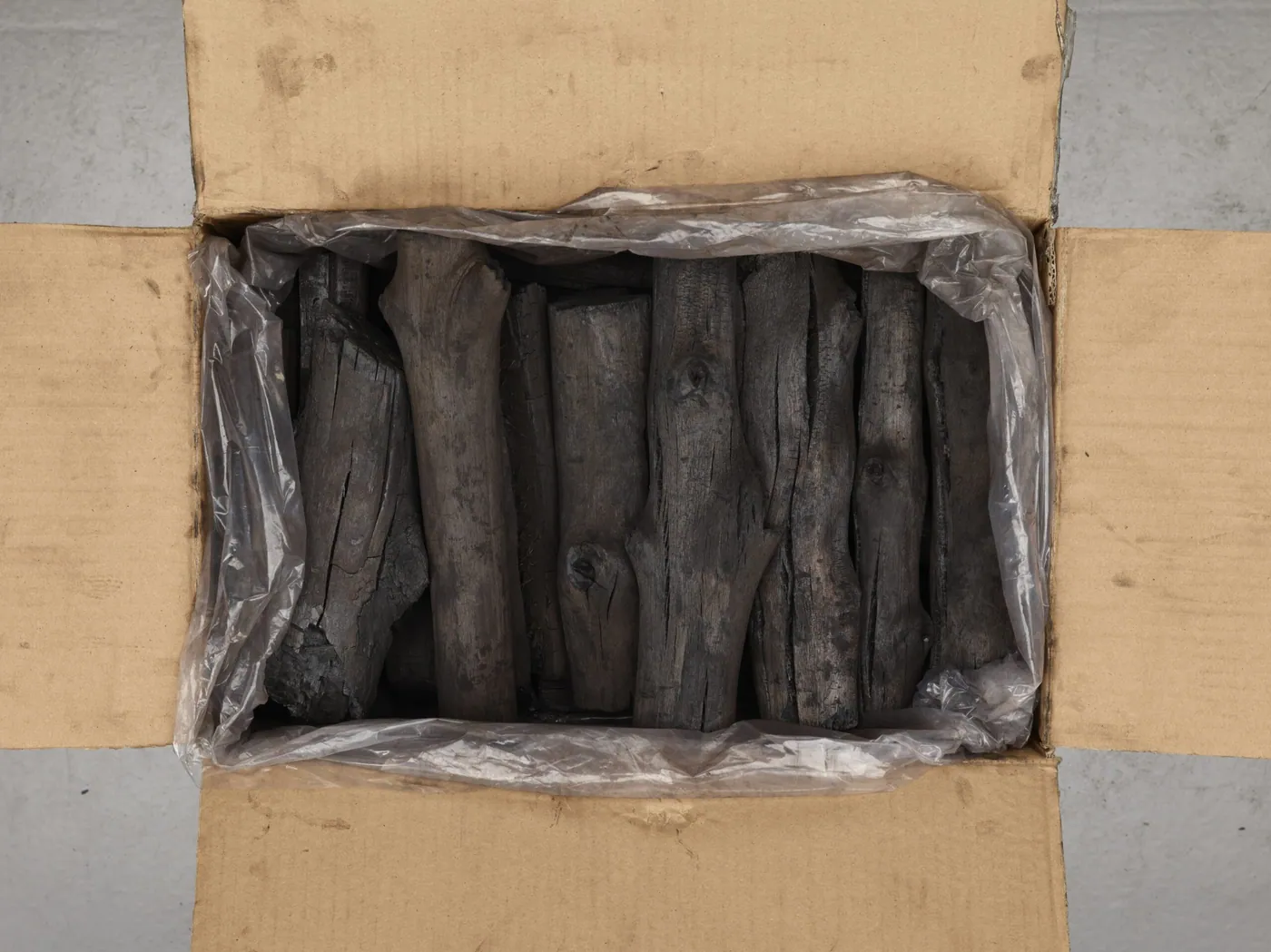 De geopende doos Japanse Stick (Black Charcoal)