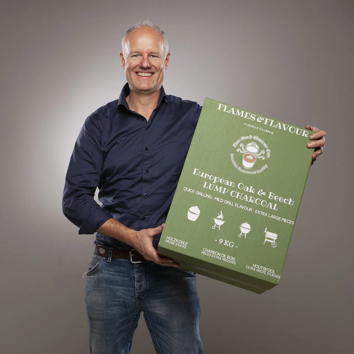 Laurens Simonis met een doos Flames & Flavour