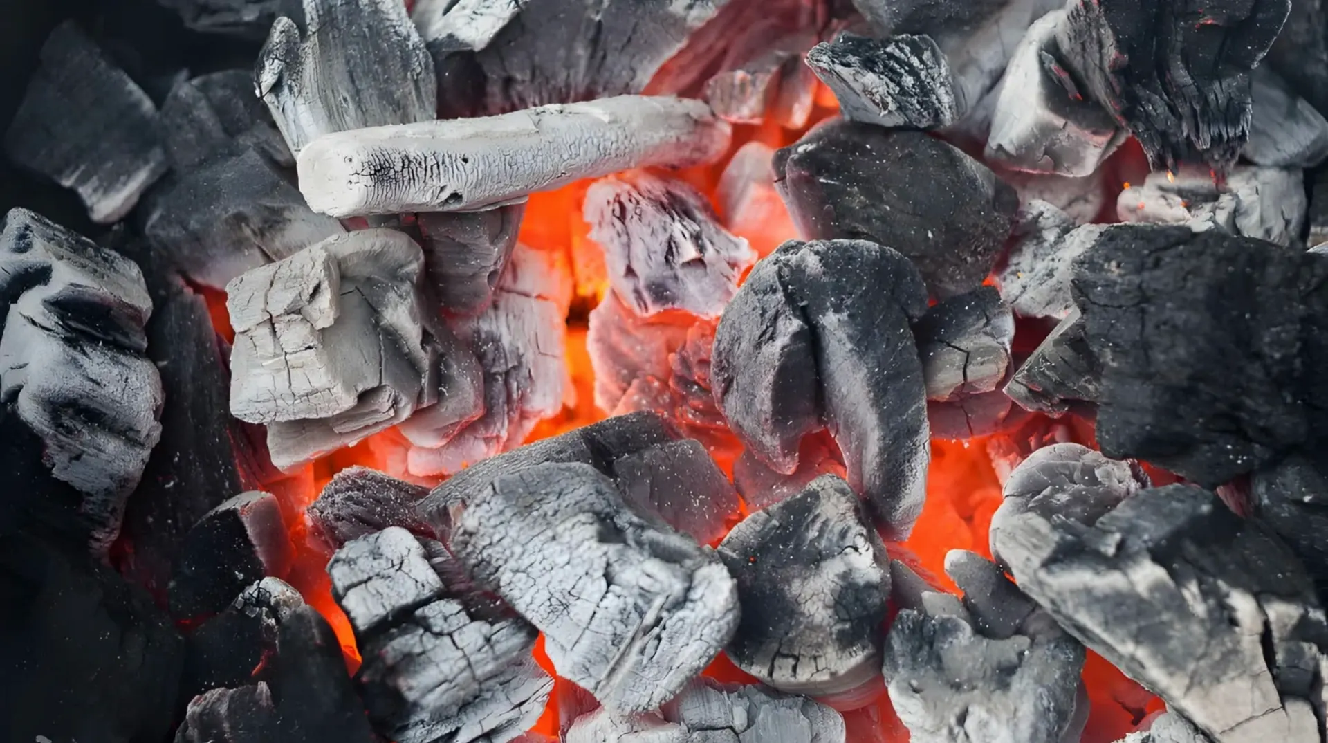Gloeiende houtskool van Flames & Flavour